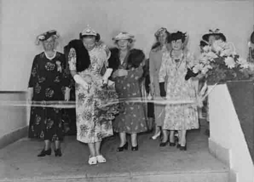 Het doorknippen van het lint door H.K.H Prinses Juliana met in haar bijzijn het bestuur bij de opening  van de tentoonstelling 'De Nederlandse Vrouw 1898-1948' 1948