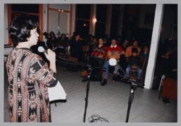 Tati Krisnawati spreekt de zaal toe tijdens de Zamicasa (inloopcafé van Zami) met als thema Indonesië 1998