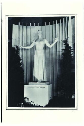 Standbeeld met opschrift onderaan: 'Vrouwen houdt de fakkel brandende' op de afdeling 'De vrouw in de oorlog' van de tentoonstelling 'De Nederlandse Vrouw 1898-1948'. 1948