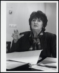 Portret van politica en feministe Hedy d'Ancona tijdens een vergadering 1992