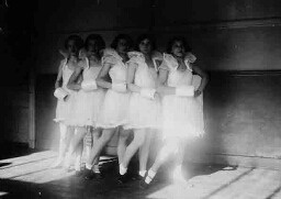 Tijdens een schoolfuif een uitvoering door meisjes leerlingen van het gymnasium 1933