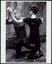 Theatermaker Barbara Duijfjes danst in de tuin met haar moeder 1999