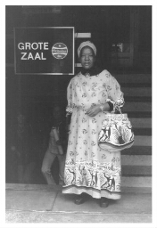 Zuid-Afrikaanse vrouw draagt een jurk en een tas met de tekst 'Amandla power'. 198?