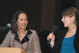 Ségolène Royal op de spreekstoel en Heleen Mees met microfoon in haar hand op Women Inc 2007