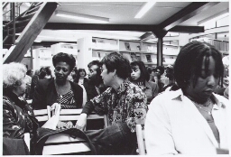 Bezoeksters tijdens opening van de tentoonstelling 'Onderbelicht' 1995