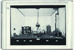 Stand van de afdeling 'De vrouw in de oorlog' : maquette van een huiskamer in de hongerwinter, op de tentoonstelling 'De Nederlandse Vrouw 1898-1948'. 1948