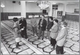 Leden van de NCVB op bezoek in een Moskee. 1997