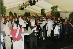 Bezoekers en pers tijdens de opening van IJburg een nieuwe stadswijk van Amsterdam 2001