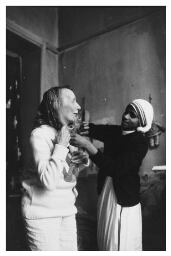 Een zuster van Moeder Teresa (Missionarissen van Naastenliefde) brengt in het Centrum Stadzicht ouderen naar de Eucharistieviering. 1982
