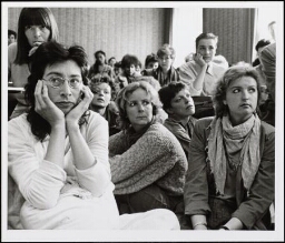 Bijstandsvrouwen in volle zaal wachten de uitspraak af van een kort geding tegen de Sociale Dienst Edam waarvan  de adjunct directeur ook tipgever was voor het stoppen van de uitkering van Alberdine. 1984