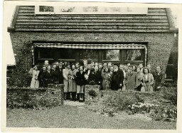 Het Phytopathologisch Laboratorium 'Willie Commelin Scholten' (WCS) op een excursie naar een bloembollenteler 1948