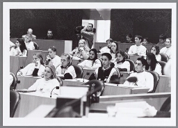 Amsterdamse jongeren in het jongerendebat in de Tweede Kamer tijdens de manifestatie 'Jongeren tegen Racisme' 1997
