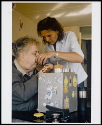 Mevrouw Mulder, bewoonster van thuiszorginstelling Carint, krijgt wat te drinken van PvdA Tweede-Kamerlid Anja Timmer 2003