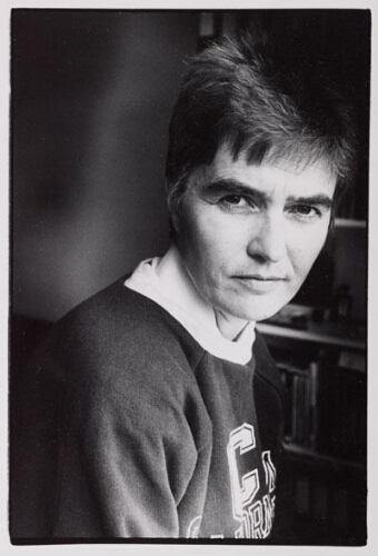 Portret van schrijfster Ineke van Mourik. 1988