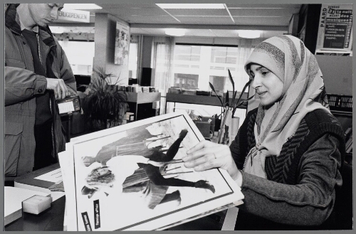 Turks meisje werkzaam in een muziekbibliotheek. 1991