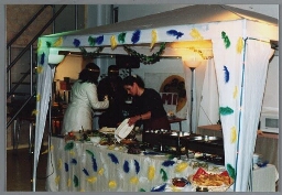 De catering met Iraanse vrijwilligster Noushin Tavakkoli tijdens het kerstdiner van Zami. 1999