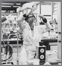 Laborante aan het werk op een open dag van de technische hogeschool te Enschede 1984