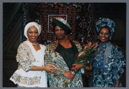 Winnares van de Zami-award 1999 'mode en diversiteit', Celestine Raalte met een paar van haar ontwerpen. 1999