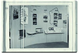 Stand van de afdeling 'De vrouw in opvoeding en onderwijs': 'Kleuter onderwijs' op de tentoonstelling 'De Nederlandse Vrouw 1898-1948'. 1948