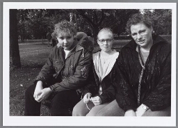 Vrouw met twee kinderen op een bank in het Amsterdamse Vondelpark. 1996