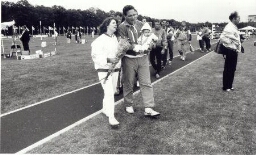 Deelneemster Wereldspelen voor Gehandicapten met haar man en kind 1990