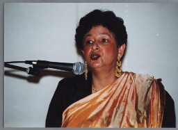 Tara Singh Varma tijdens het kerstdiner van Zami 1999