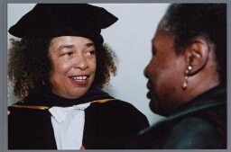 Angela Davis (university of California, Santa Cruz)  tijdens de oratie van Gloria Wekker, de eerste Nederlandse hoogleraar vrouwenstudies gender en etniciteit aan de Universiteit Utrecht, faculteit Letteren. 2002