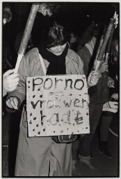 Tijdens internationale vrouwendag wordt een Fakkeloptocht gehouden, bord met tekst: 'porno = vrouwenhaat'. 1982
