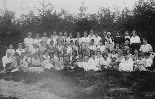 Fotoalbum met 295 foto's van de meisjekampen van de kampvereeniging van de N.G.B 1922