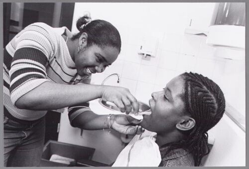 Maria Gabrel (l.)  tijdens een proefles 'assesment tandenpoetsen' 2002