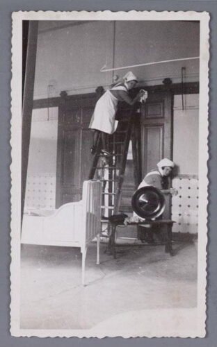 Twee verpleegsters bezig met de schoonmaak in het Burgerziekenhuis 1931
