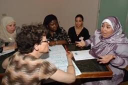 Vrouwen in discussie tijdens de conferentie 'Emancipatie in actie' 2004
