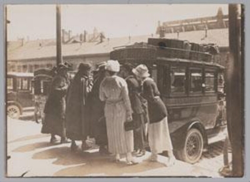 Delegatie van het International Woman Suffrage Alliance op weg naar the Eighth Congress of the International Woman Suffrage Alliance. 1920