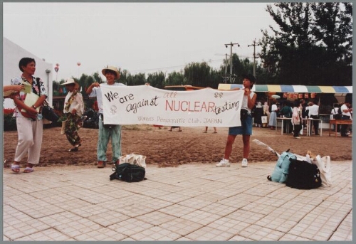 Leden van de Women's Democratic Club uit Japan protesteren tegen kernproeven zij dragen een spandoek met tekst:'We are against all nuclear testing' 1996