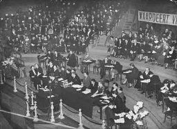 Vergadering in het kader 'Romme-Actie' : KVP minister Romme bepleit een voorontwerp van wet, waarbij  betaalde arbeid voor gehuwde vrouwen niet meer mogelijk is 1938