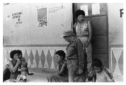 Een vrouw die niet deelneemt aan de verdediging van het dorp wordt berispt. 1983