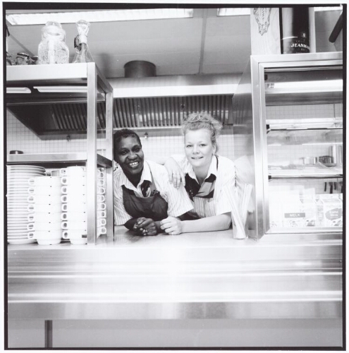 Twee medewerkers van het cateringbedrijf van Hecke 1999