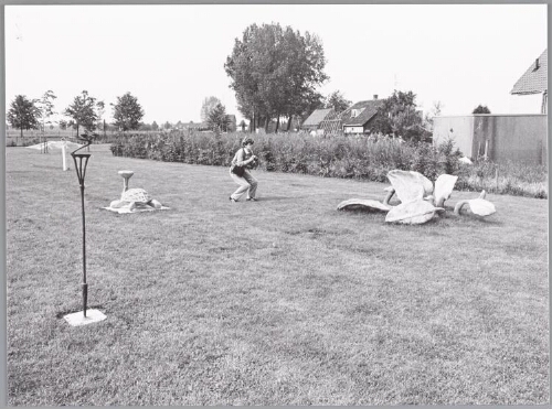 Gerda van der Krans in de tuin tussen haar beelden. 1987