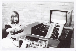 Meisje speelt met computer 1992?