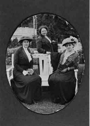 Rosa Manus, Carrie Chapman Catt en Mia Boissevain tijdens een bezoek aan de tentoonstelling 'de Vrouw 1813-1913'. 1913