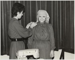 Naaicursus zelf kleding maken voor allochtone vrouwen. 1984