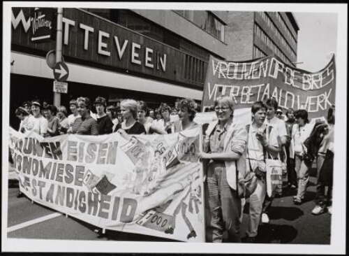 FNV vrouwenblok bij grote FNV demonstratie voor economische zelfstandigheid 1983