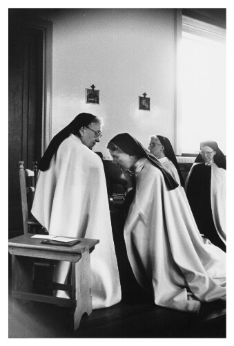 Zusters (Carmelitessen) bidden in het voorkoor. 1983