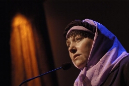 Ceylan Weber (voorzitter vereniging van nederlandse moslimvrouwen) aan het woord tijdens het debat in de balie over de vraag of emancipatie voor witte vrouwen klaar is, en nu moslimvrouwen aan de beurt zijn 2004