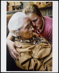 Demente oude vrouw met verpleegkundige Marijke de Roos in zorgcentrum Bernardus 2002