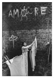 Een vrouw hangt de was op. 1977