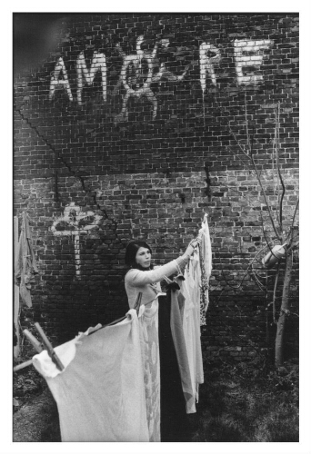 Een vrouw hangt de was op. 1977