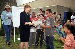 Jonge Antillianen bieden een petitie aan aan burgemeester ter Horst op de 'Onder de boom' conferentie over leefbaarheid tussen Antillianen en anderen in de wijk Meijhorst. 2002