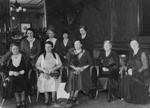 Het bestuur van de afdeling Rotterdam van de Nederlandse Vereniging van Huisvrouwen bij het aftreden van mevrouw van Gilse. 1935