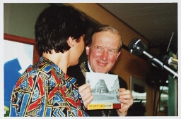 Burgemeester Patijn en ? tijdens de viering van 100 jaar Indische Buurt in het Flevohuis. 2000